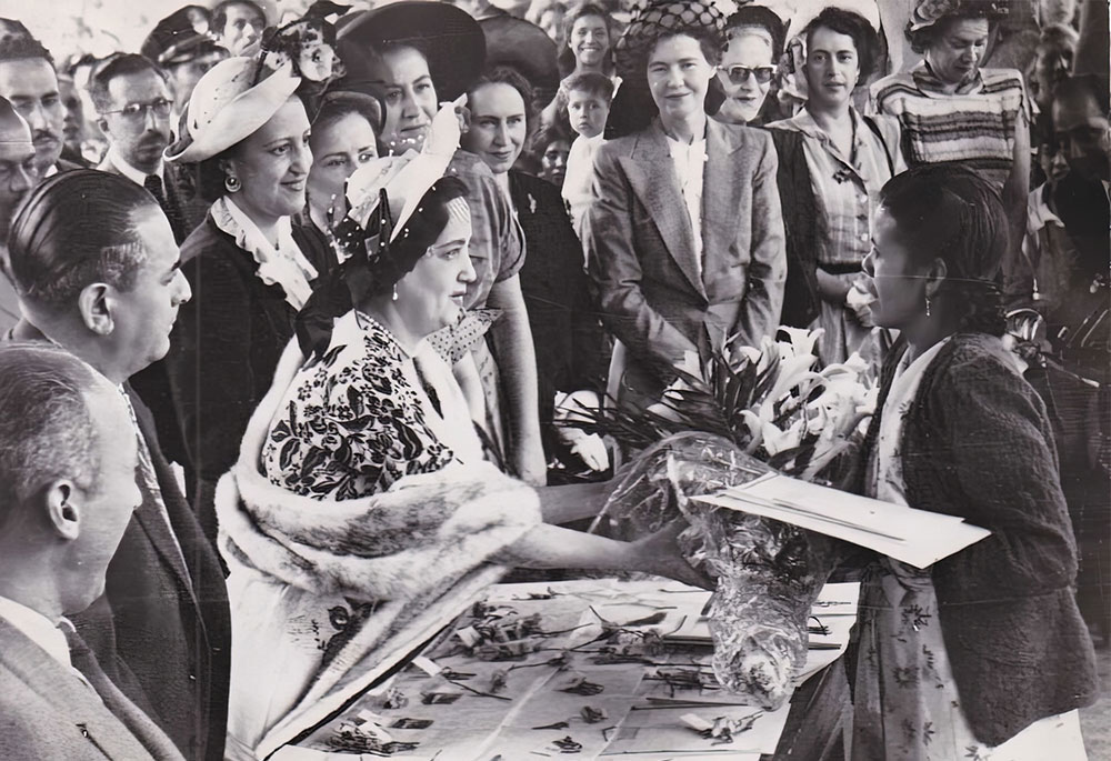 Entrega de títulos de propiedad el día de las madres.