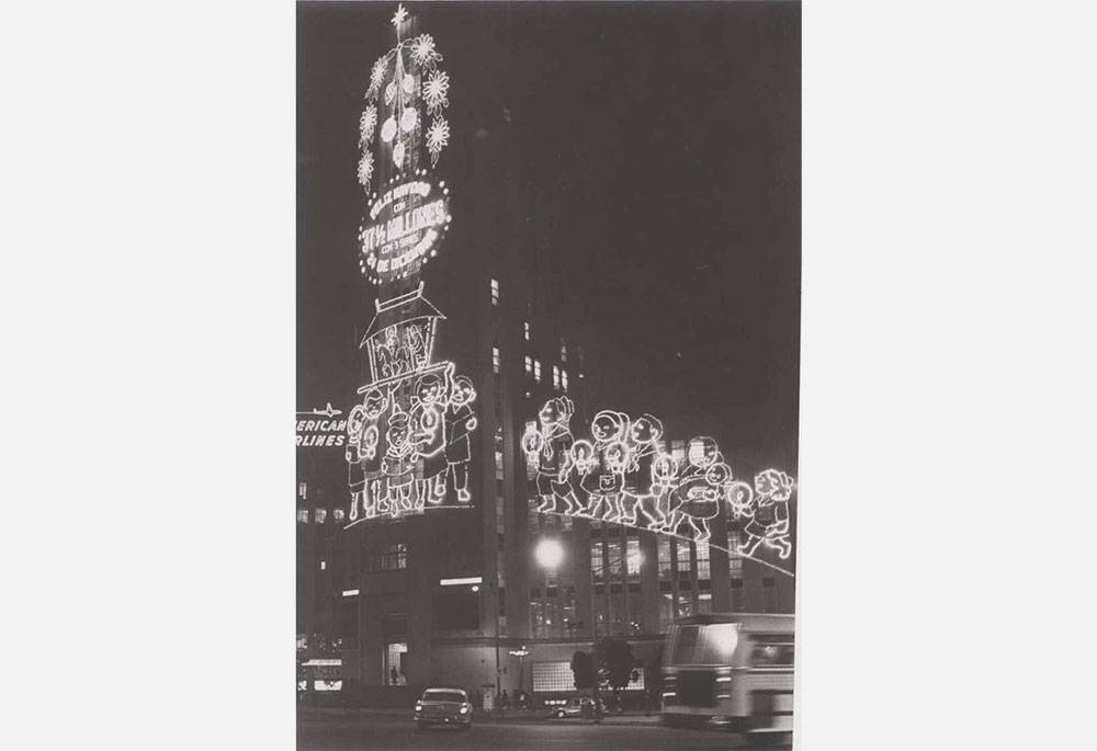 Iluminación del edificio de la Lotería Nacional.